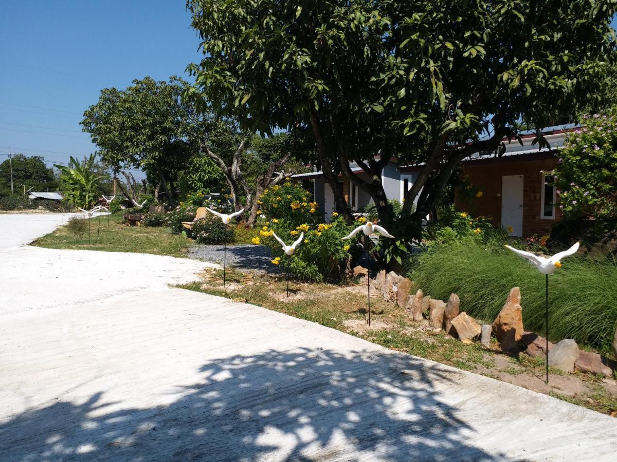 Hotel Baan Hin Sai Suay Nong Sarai Exterior foto